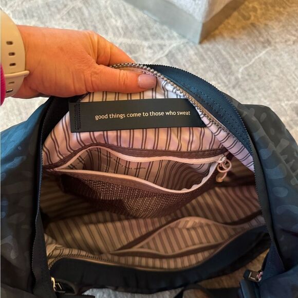 Lululemon Resolution Hobo Bag Teal - Picture 9 of 12